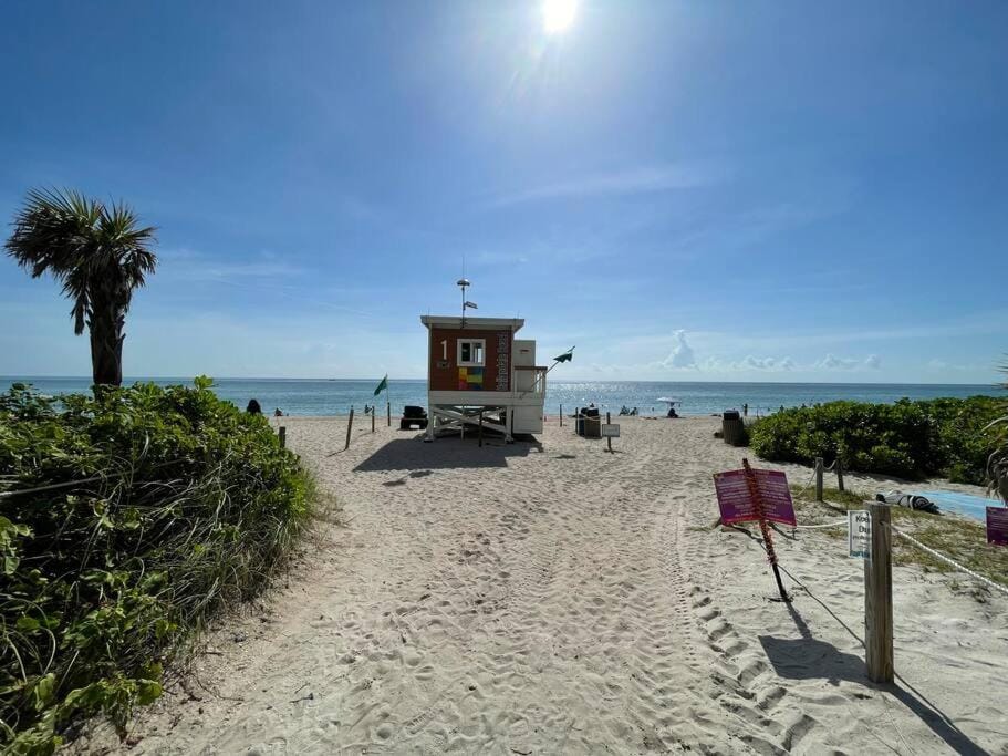 Amazing Ocean Views At Lyfe Resort By rent4us House in Hollywood Beach