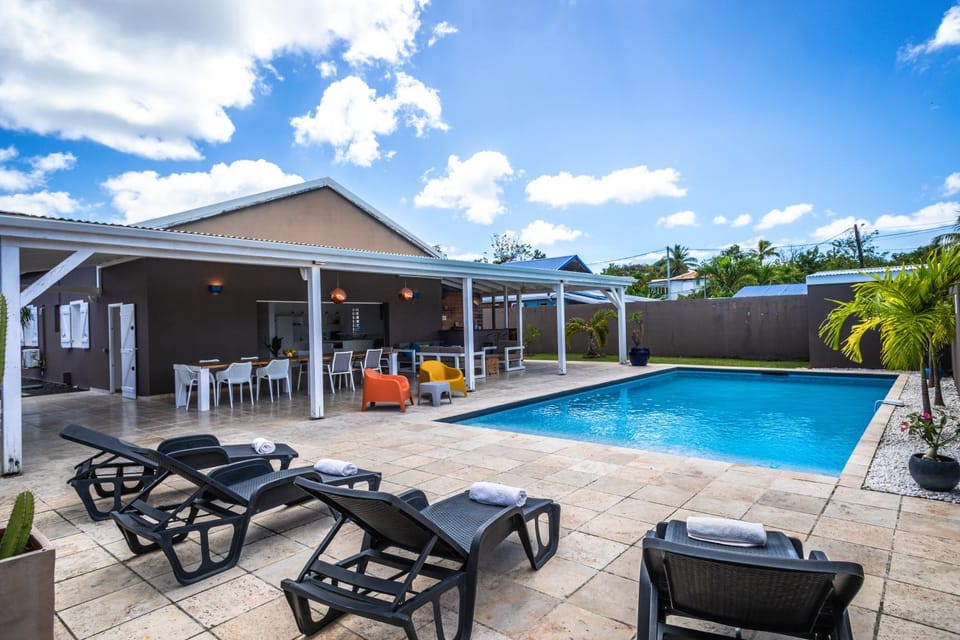 Property building, Patio, Day, Summer, Dining area, Pool view, Swimming pool, sunbed