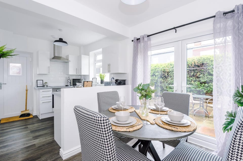 Kitchen or kitchenette, Dining area, minibar, pet friendly, stove