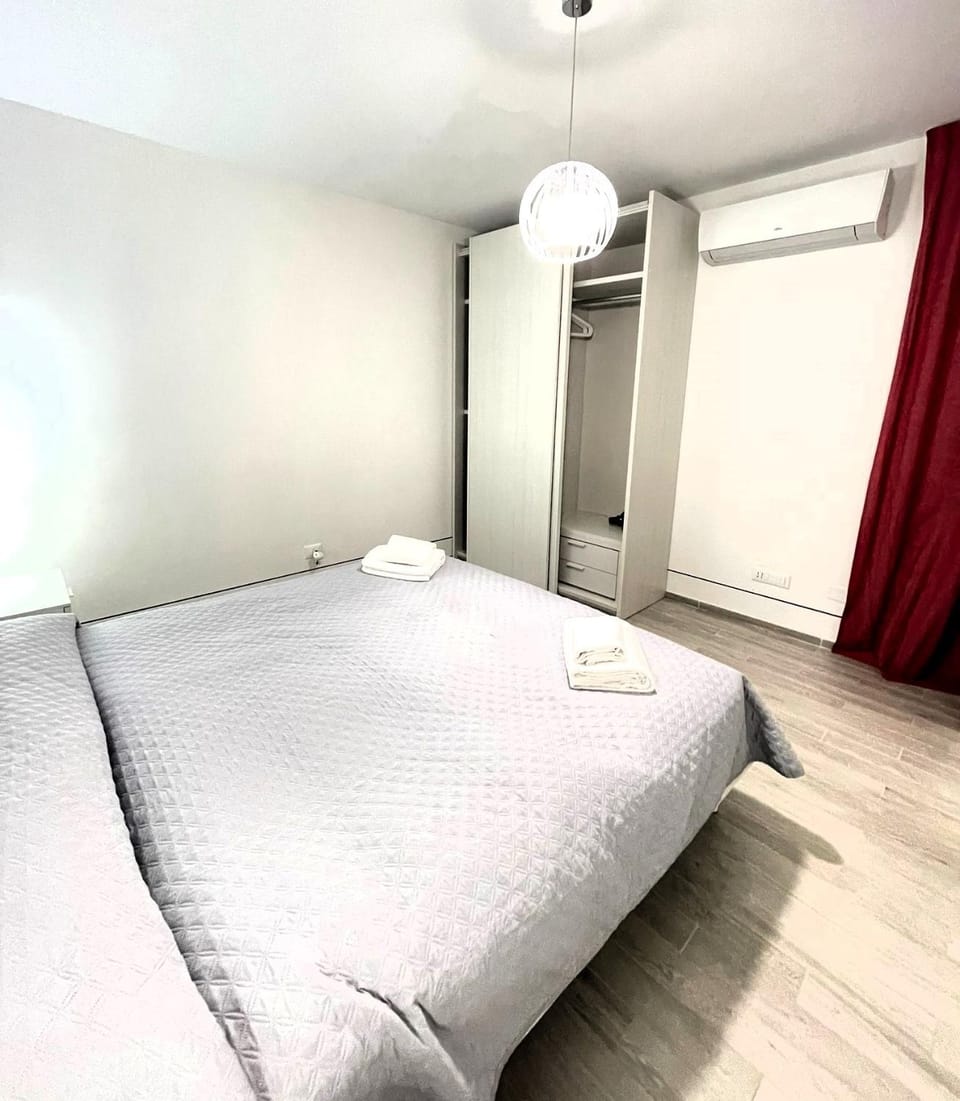 Bedroom, wardrobe, air conditioner