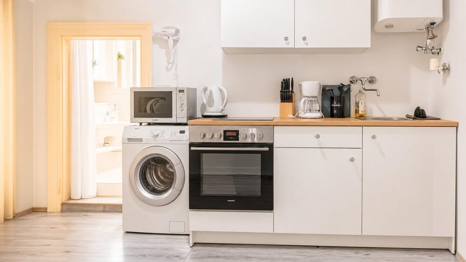 Coffee/tea facilities, Kitchen or kitchenette, oven, stove, toaster, washing machine