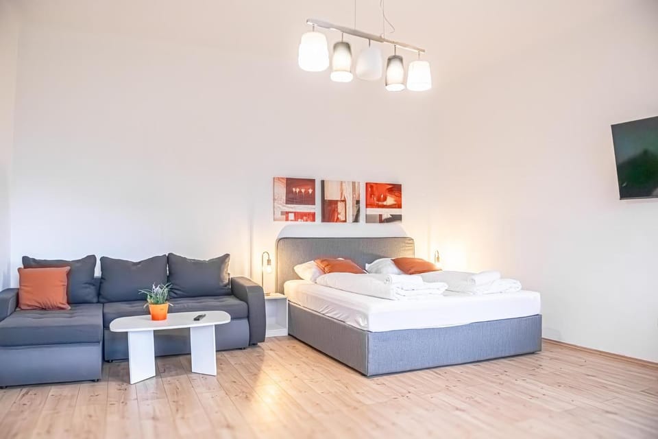 Bed, TV and multimedia, Seating area, Bedroom, towels