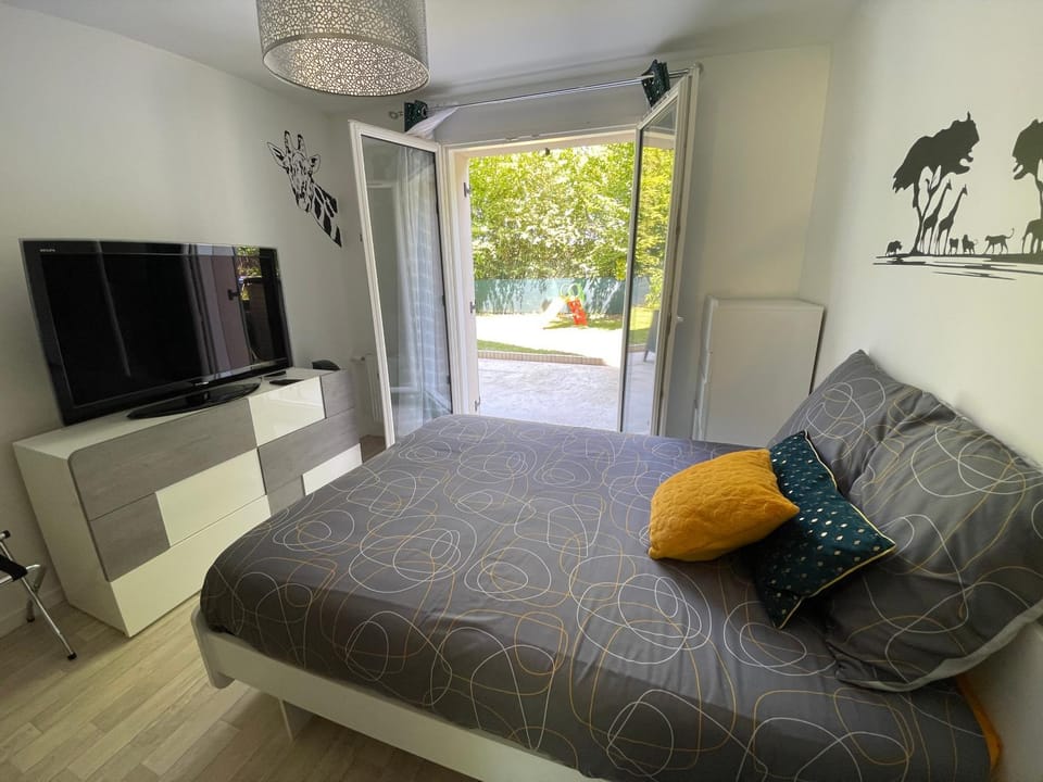 Bed, TV and multimedia, Photo of the whole room, Bedroom