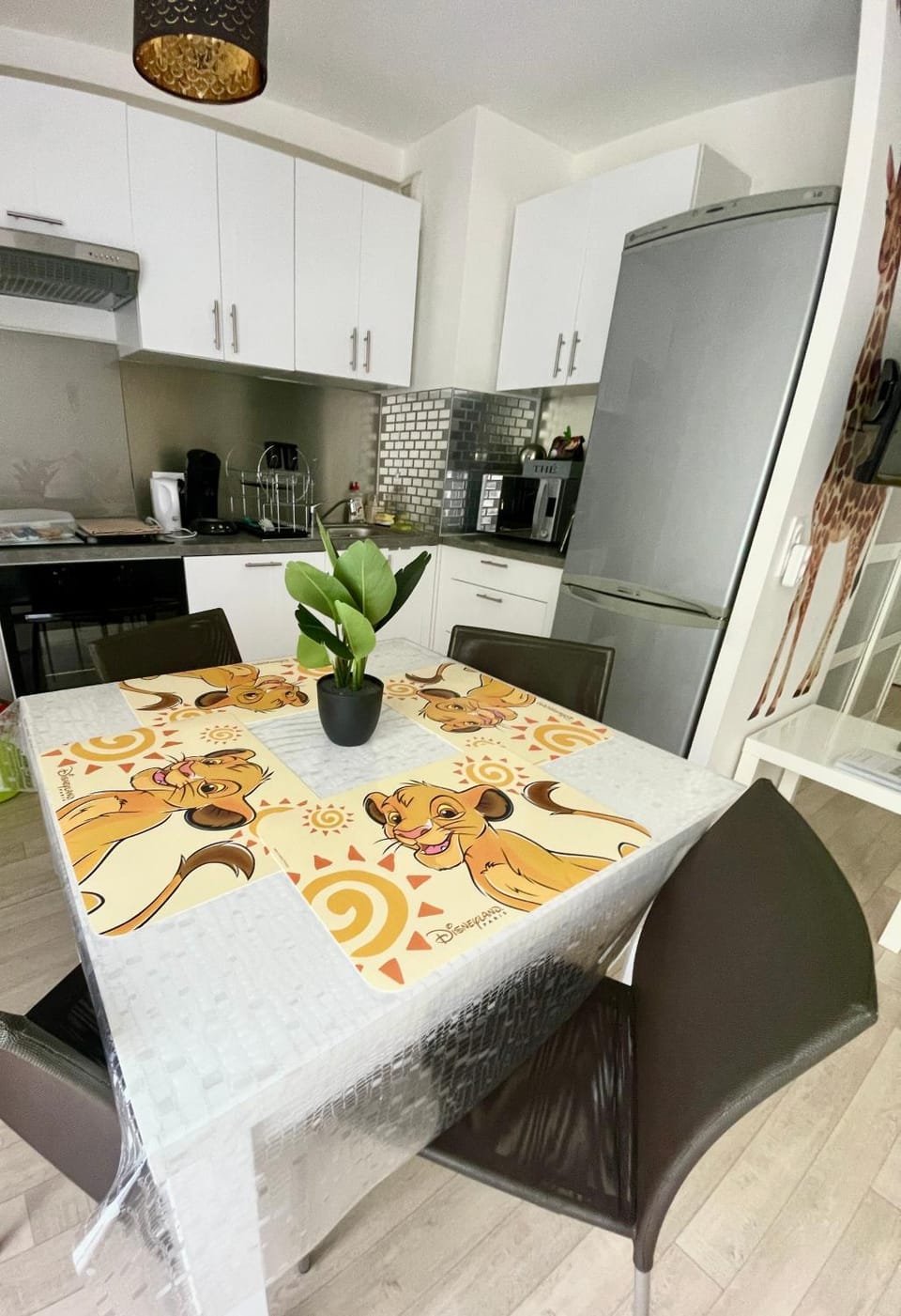 Kitchen or kitchenette, Dining area, minibar, pet friendly