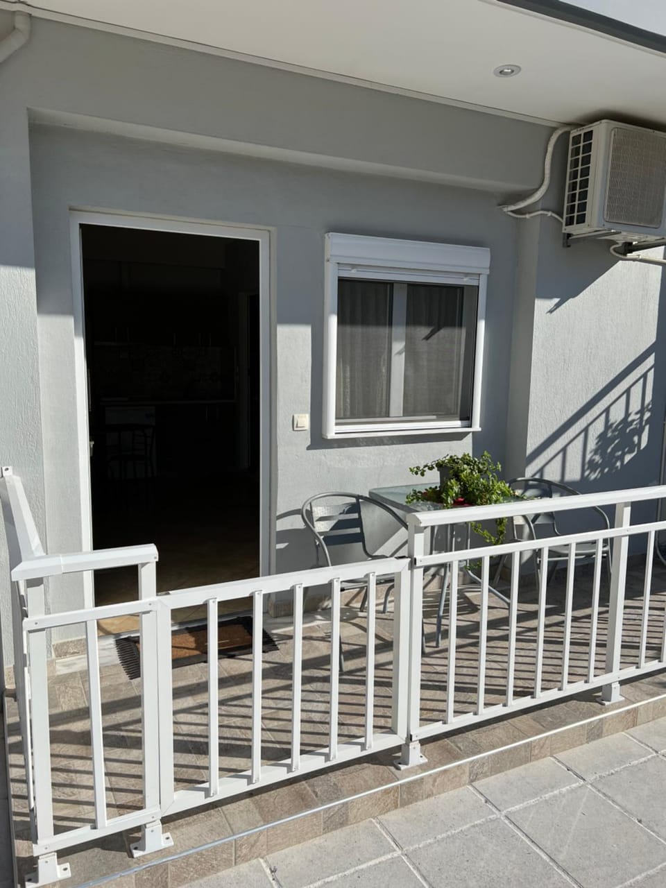 Property building, Day, Balcony/Terrace