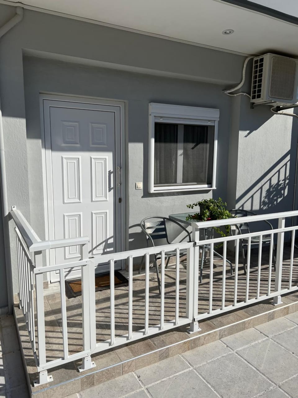 Property building, Day, Balcony/Terrace
