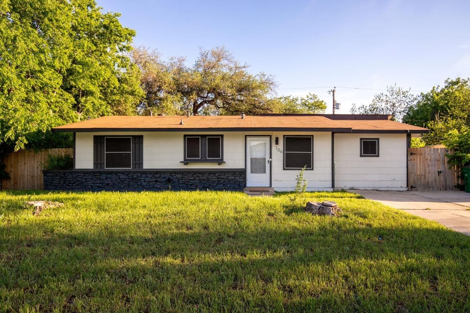 Cozy 3 bedroom with HOT TUB 2 min away from lackland House in San Antonio