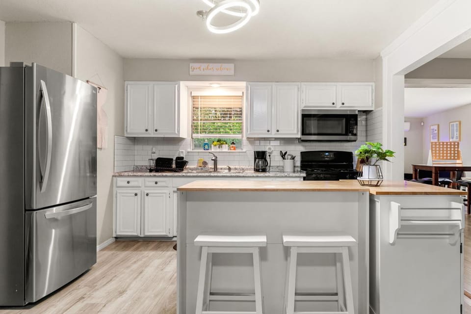 Cozy 3 bedroom with HOT TUB 2 min away from lackland House in San Antonio