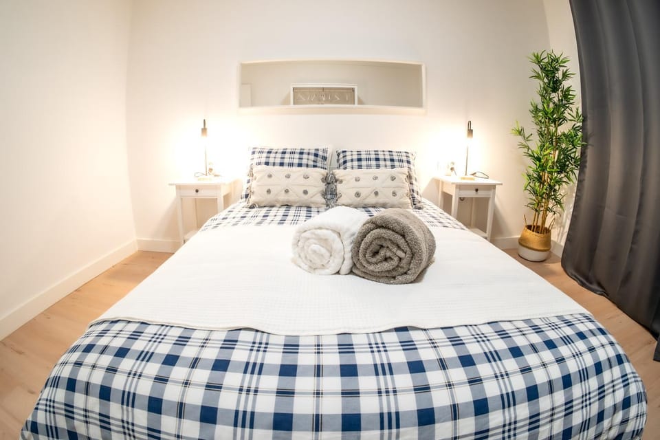 Bed, Photo of the whole room, Bedroom, towels