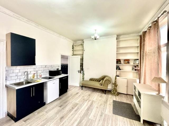 TV and multimedia, Kitchen or kitchenette, Living room, Seating area, oven