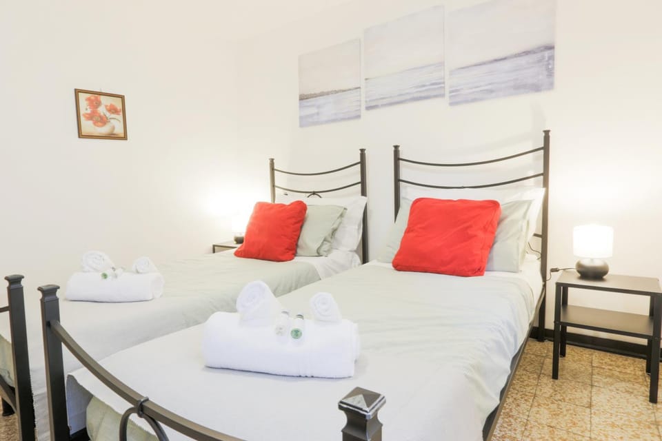 Bed, Bedroom, hair dresser, towels