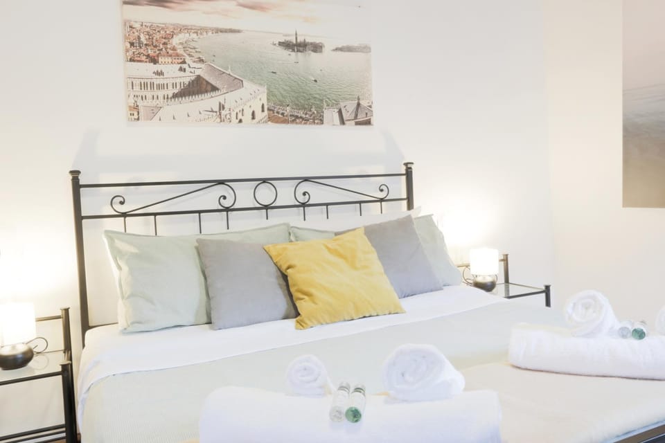 Bed, Photo of the whole room, Bedroom, hair dresser, locker, locker, towels
