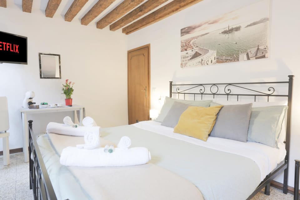 Bed, TV and multimedia, Coffee/tea facilities, Seating area, Bedroom, hair dresser, locker, locker, oven, towels