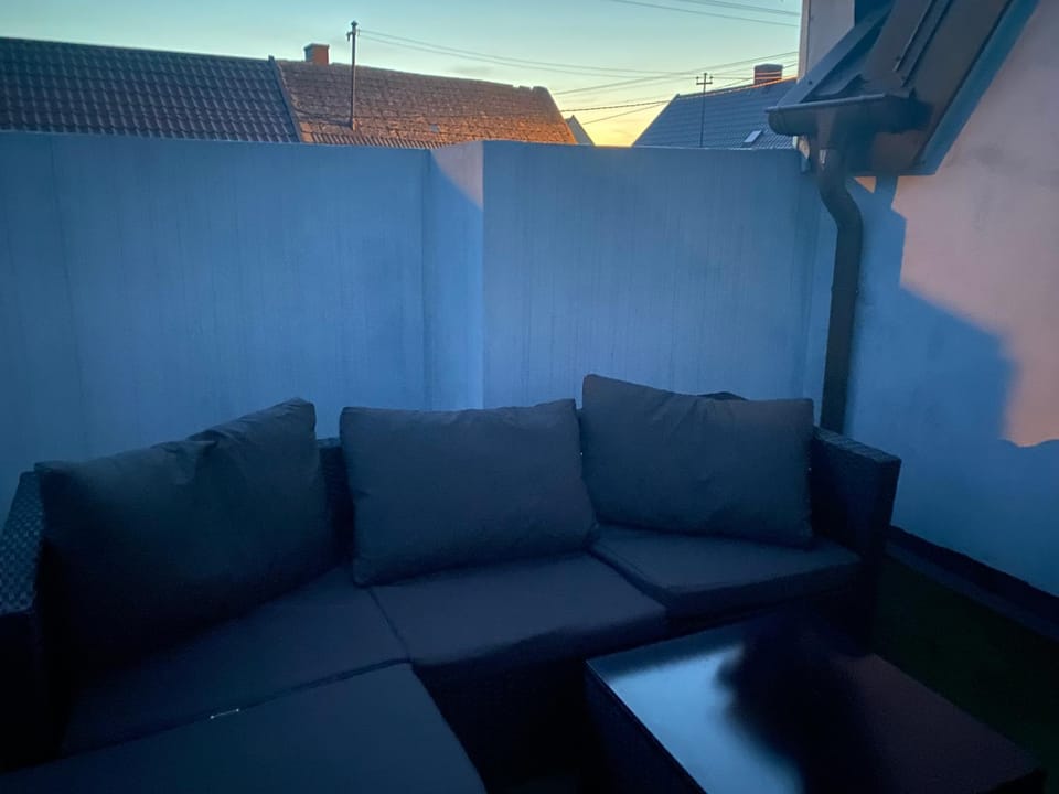 Day, Seating area