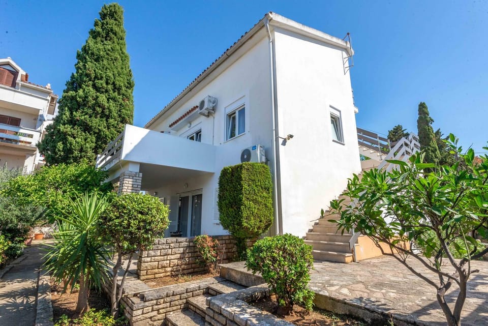 Property building, Day, Garden, Garden view