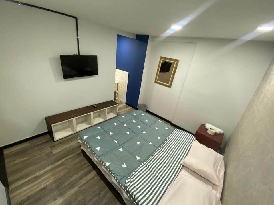 Communal lounge/ TV room, Bed, TV and multimedia, Photo of the whole room, Bedroom