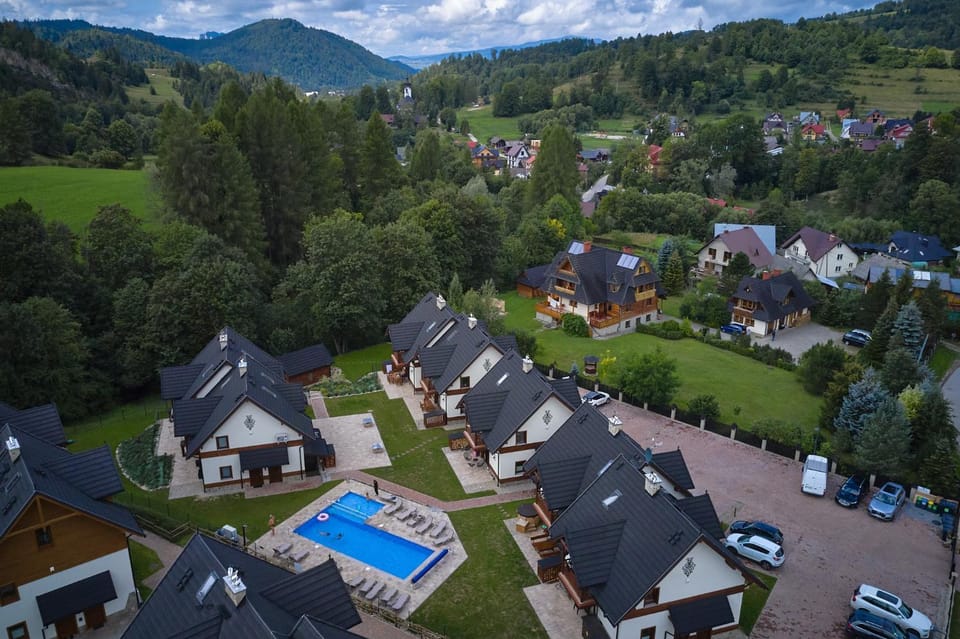 Property building, Neighbourhood, Natural landscape, Bird's eye view, Mountain view, Mountain view, Pool view, Swimming pool, Location, Parking