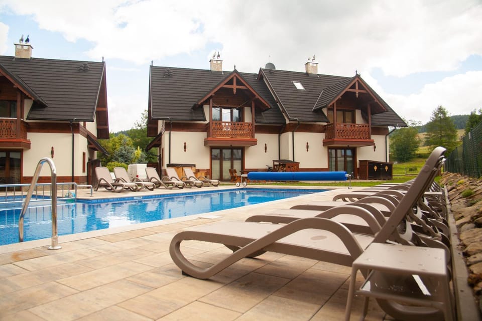Property building, Patio, Pool view, Swimming pool, Swimming pool, sunbed