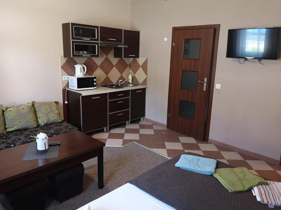 TV and multimedia, Kitchen or kitchenette, Living room, Seating area