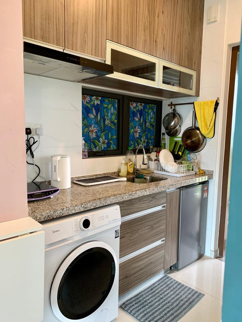 Kitchen or kitchenette, stove, washing machine