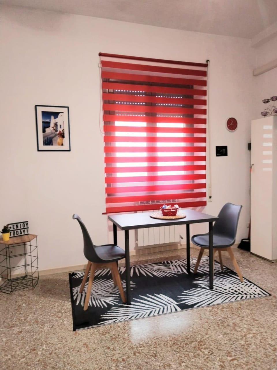 Photo of the whole room, Dining area