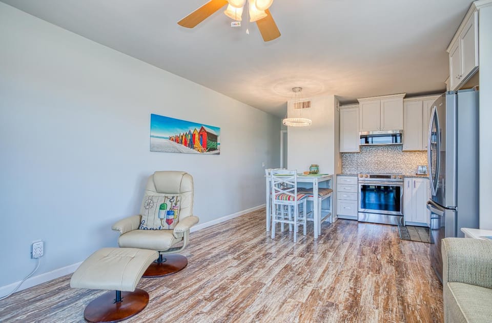 Kitchen or kitchenette, Living room, Dining area, minibar, pet friendly