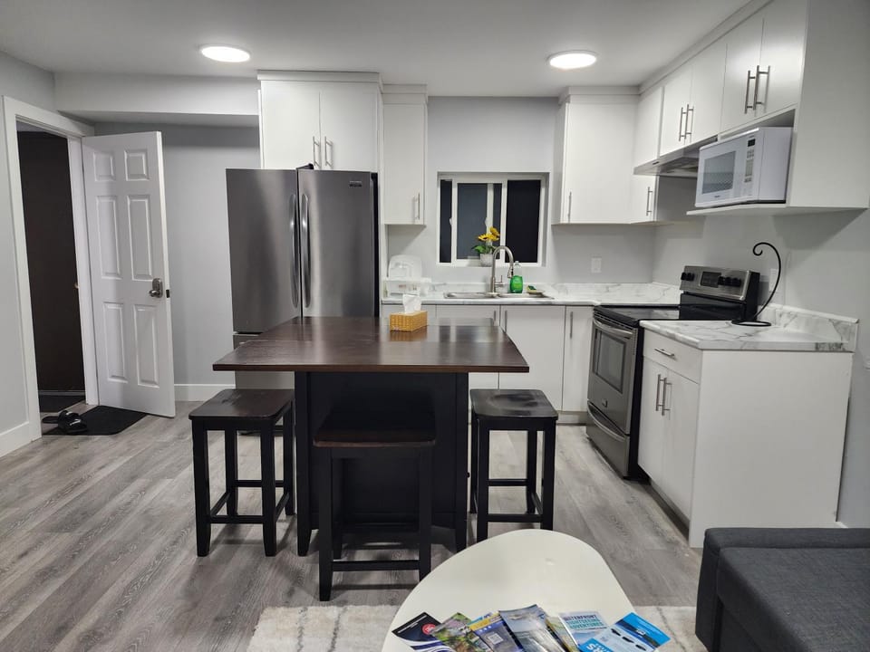 Kitchen or kitchenette, Dining area, oven, toaster