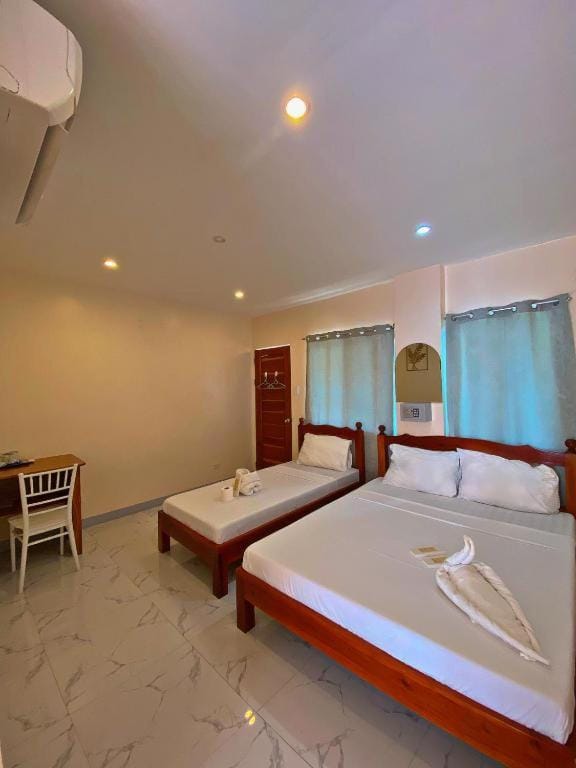 Elnora Delmar Travellers Inn Hotel in Siquijor