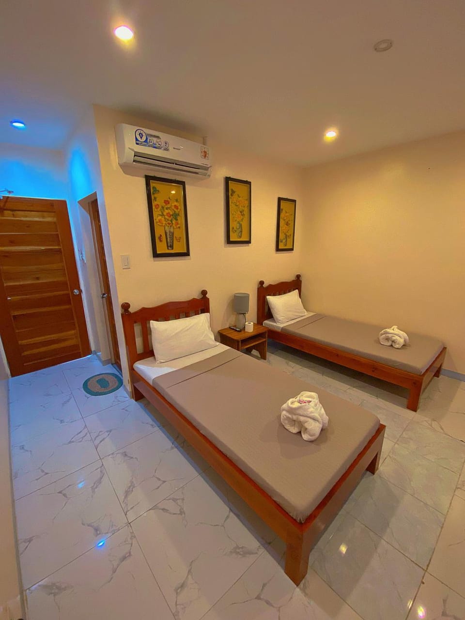 Elnora Delmar Travellers Inn Hotel in Siquijor