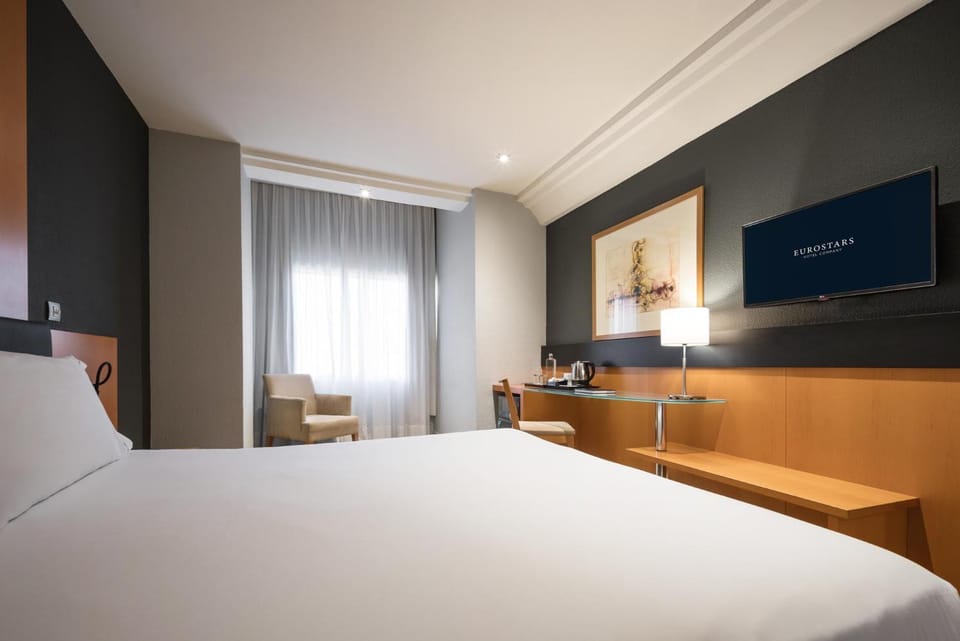 Bed, TV and multimedia, Photo of the whole room