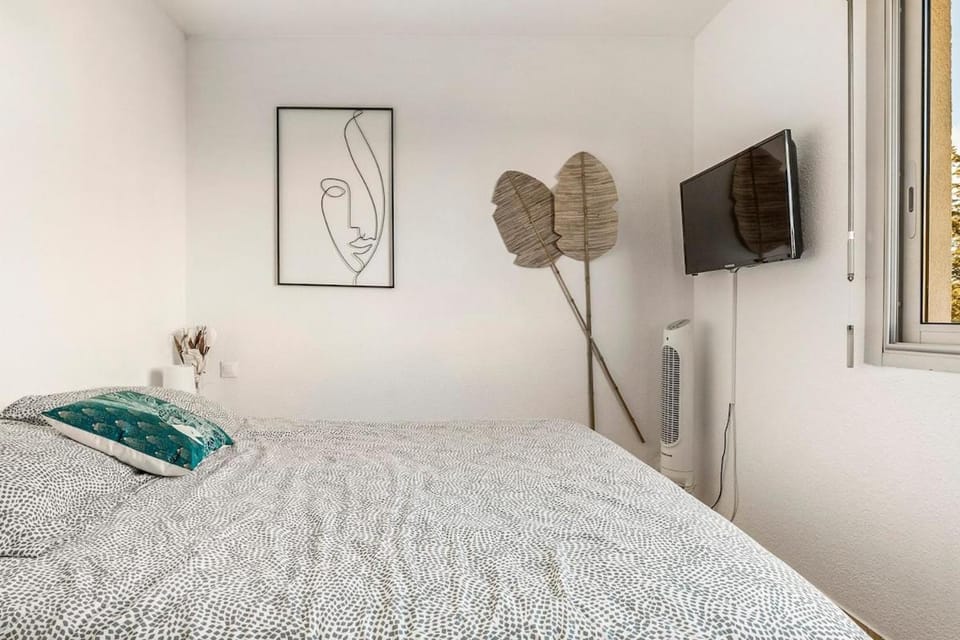 Bed, TV and multimedia, Photo of the whole room, Bedroom