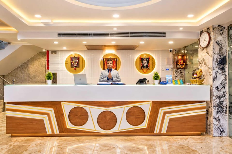 Staff, People, Lobby or reception, Lounge or bar, Food and drinks, Drinks, group of guests
