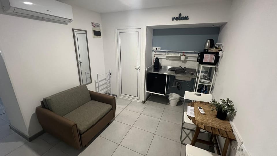Kitchen or kitchenette, Dining area, minibar, air conditioner