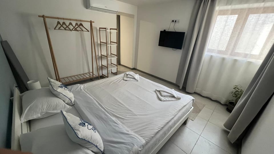 Bed, TV and multimedia, Photo of the whole room, Bedroom, towels