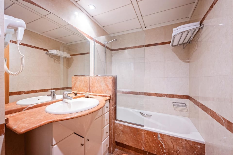 Shower, Bathroom, Bath, towels