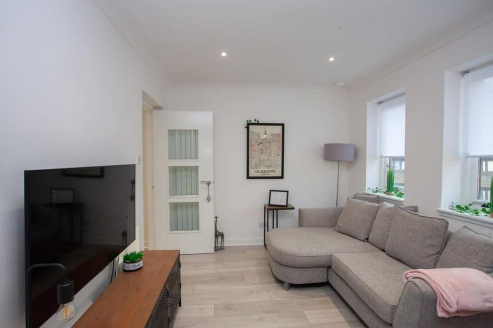 Bright Central Flat with Balcony and Free Parking Apartment in Glasgow
