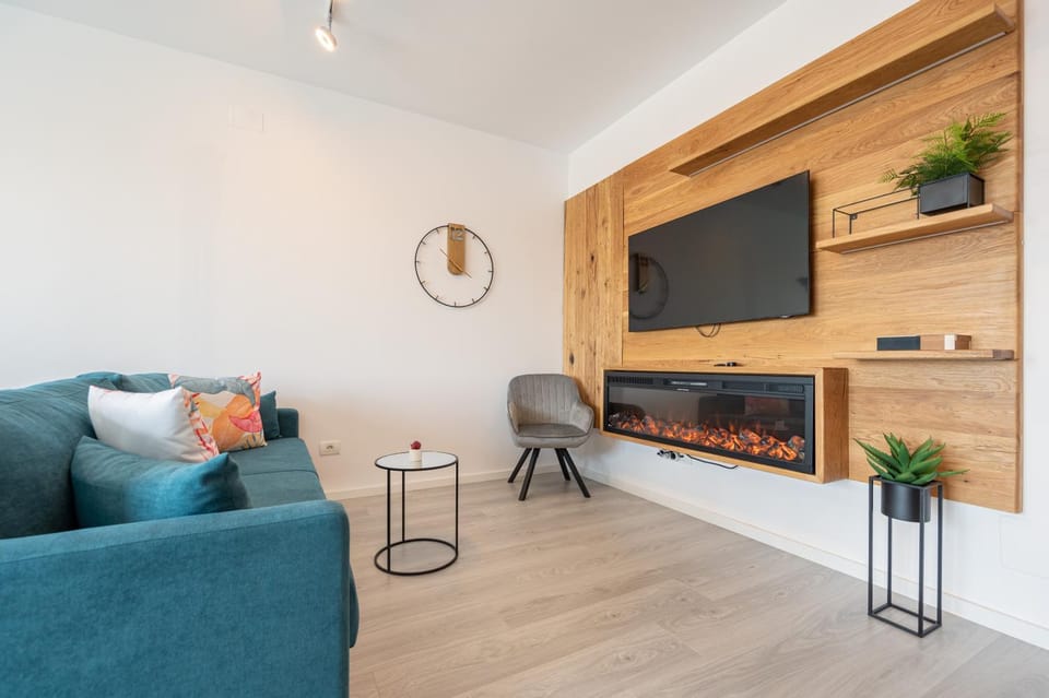 TV and multimedia, Living room, Seating area, flat iron
