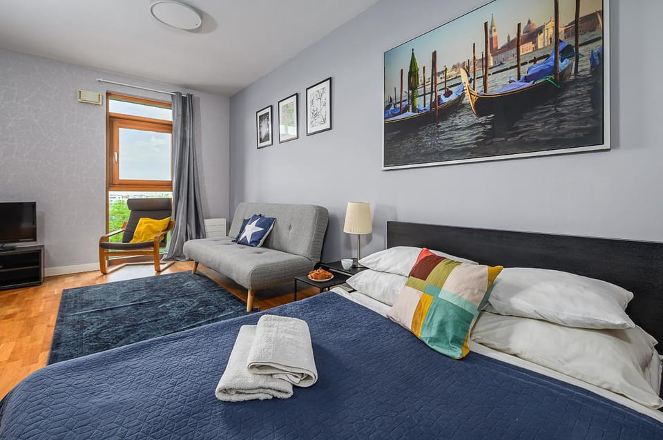 Bed, TV and multimedia, Living room