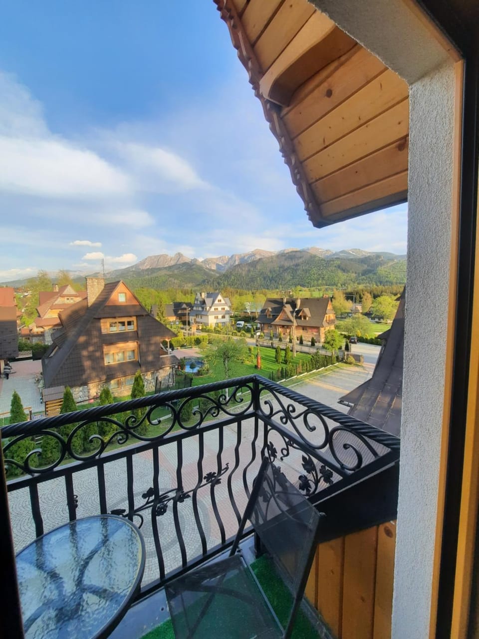 Property building, Spring, Day, Natural landscape, Garden, Garden view, Mountain view
