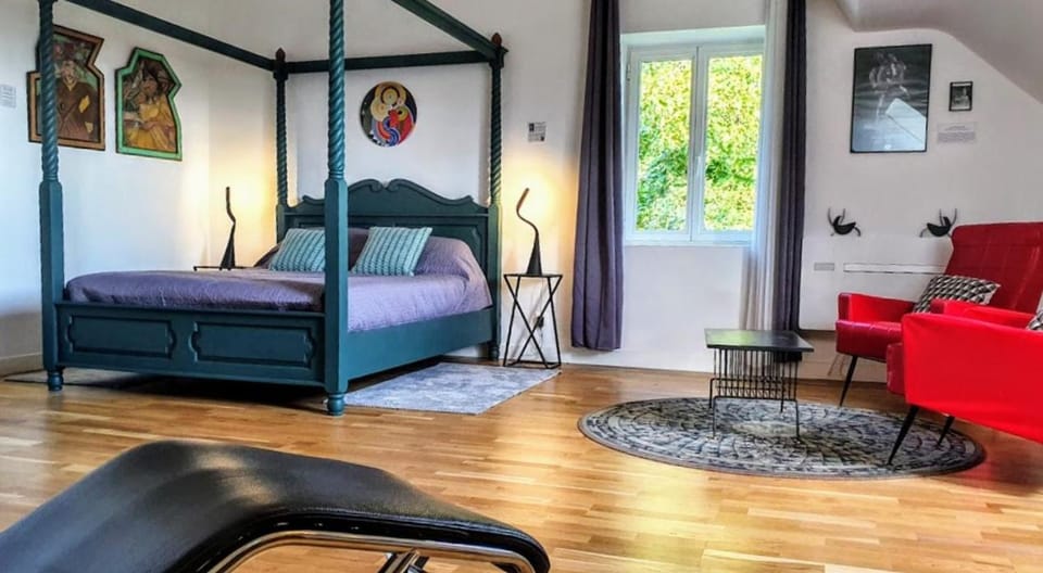 Photo of the whole room, Bedroom