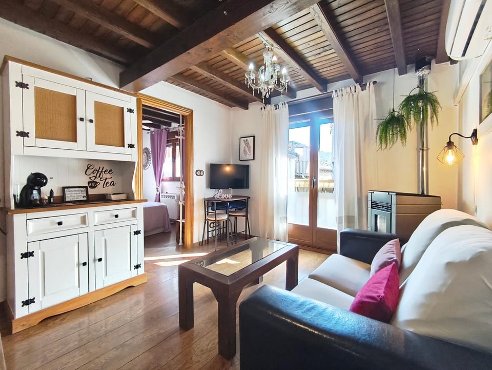 Communal lounge/ TV room, TV and multimedia, Living room, Seating area, Dining area