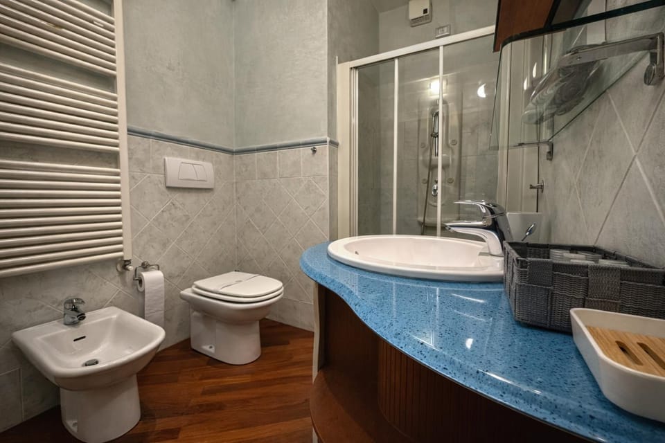 Shower, Toilet, bidet