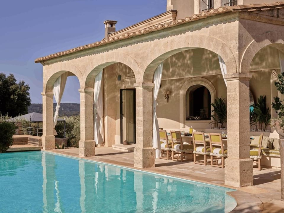 Luxury Villa in front of the famous Pont-du-Gard. House in Provence