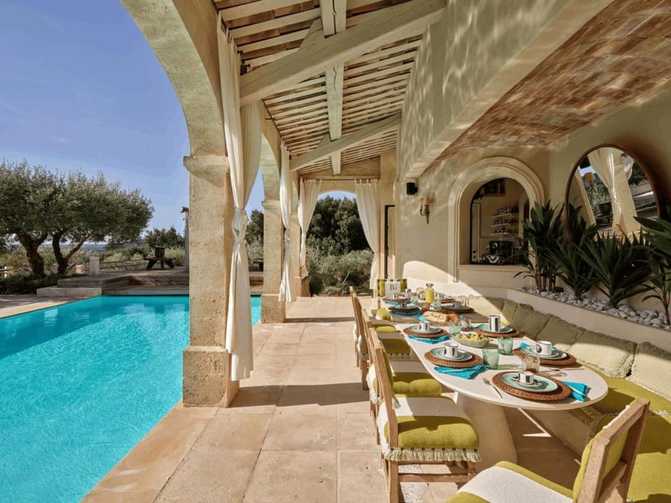 Luxury Villa in front of the famous Pont-du-Gard. House in Provence