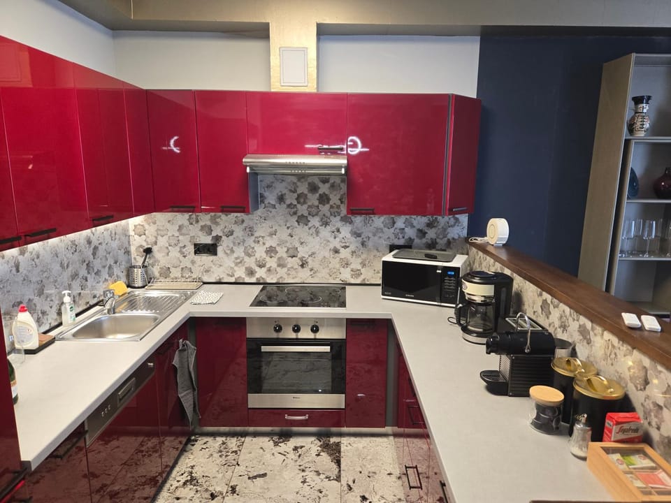 Coffee/tea facilities, dishwasher, microwave, oven, stove, toaster, kitchen