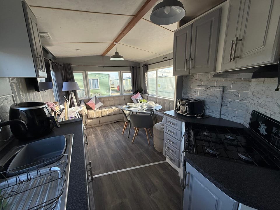 Promenade 852 - pet friendly, WiFi and just a few steps from the beach, close to Fantasy Island - Meadow Lakes Caravan & Lodge Hire House in Ingoldmells
