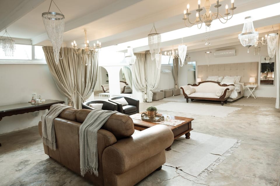 Bed, Living room, Photo of the whole room, Seating area, Bedroom