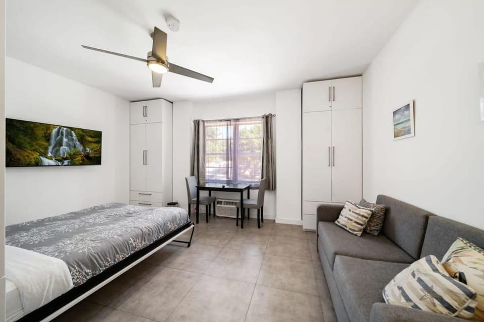 Beach Bae -Deco Studio Steps from the Ocean Apartment in Miami Beach
