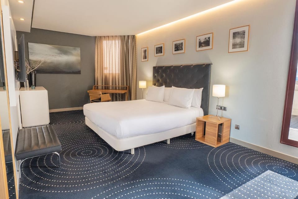 Bed, TV and multimedia, Bedroom