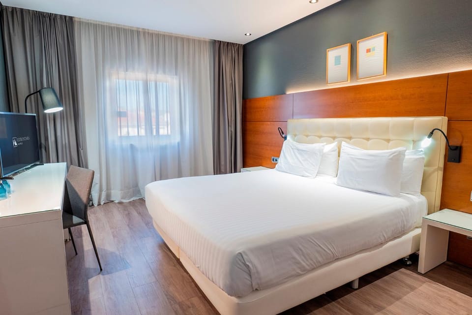 Bed, TV and multimedia, Bedroom